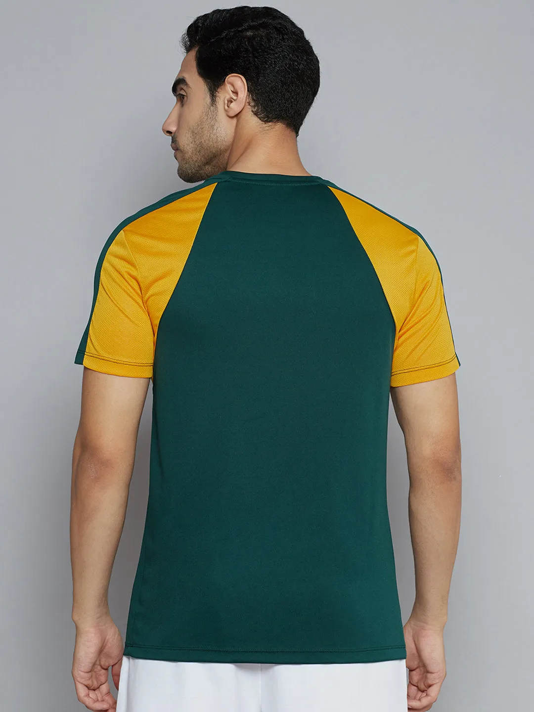 Alcis Men Green Solid Slim Fit T-shirt