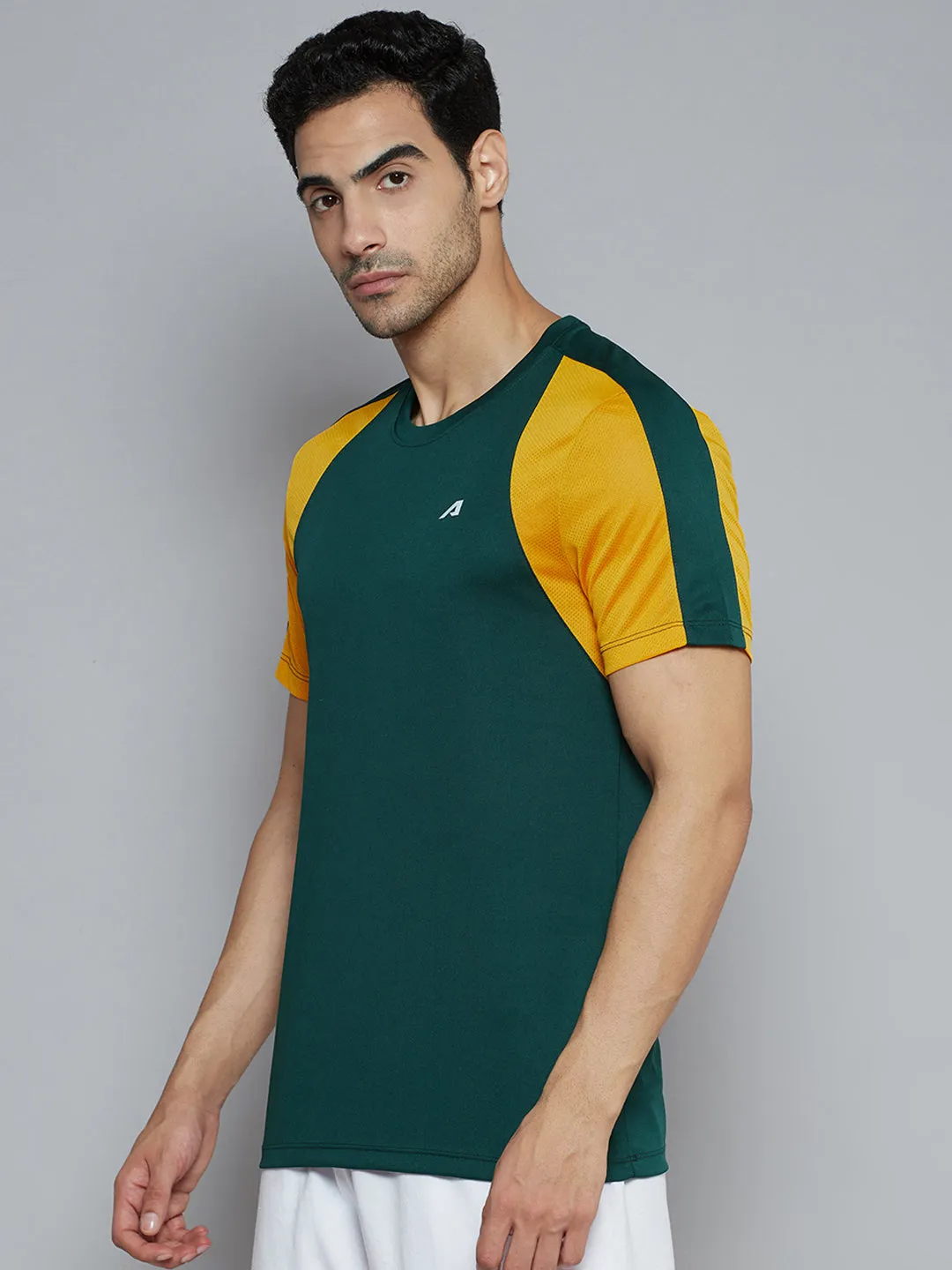 Alcis Men Green Solid Slim Fit T-shirt