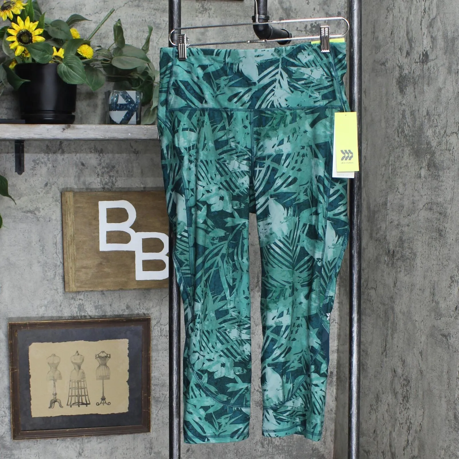All in Motion Tropical Print Contour Curvy High-Waisted Capri Leggings 566187