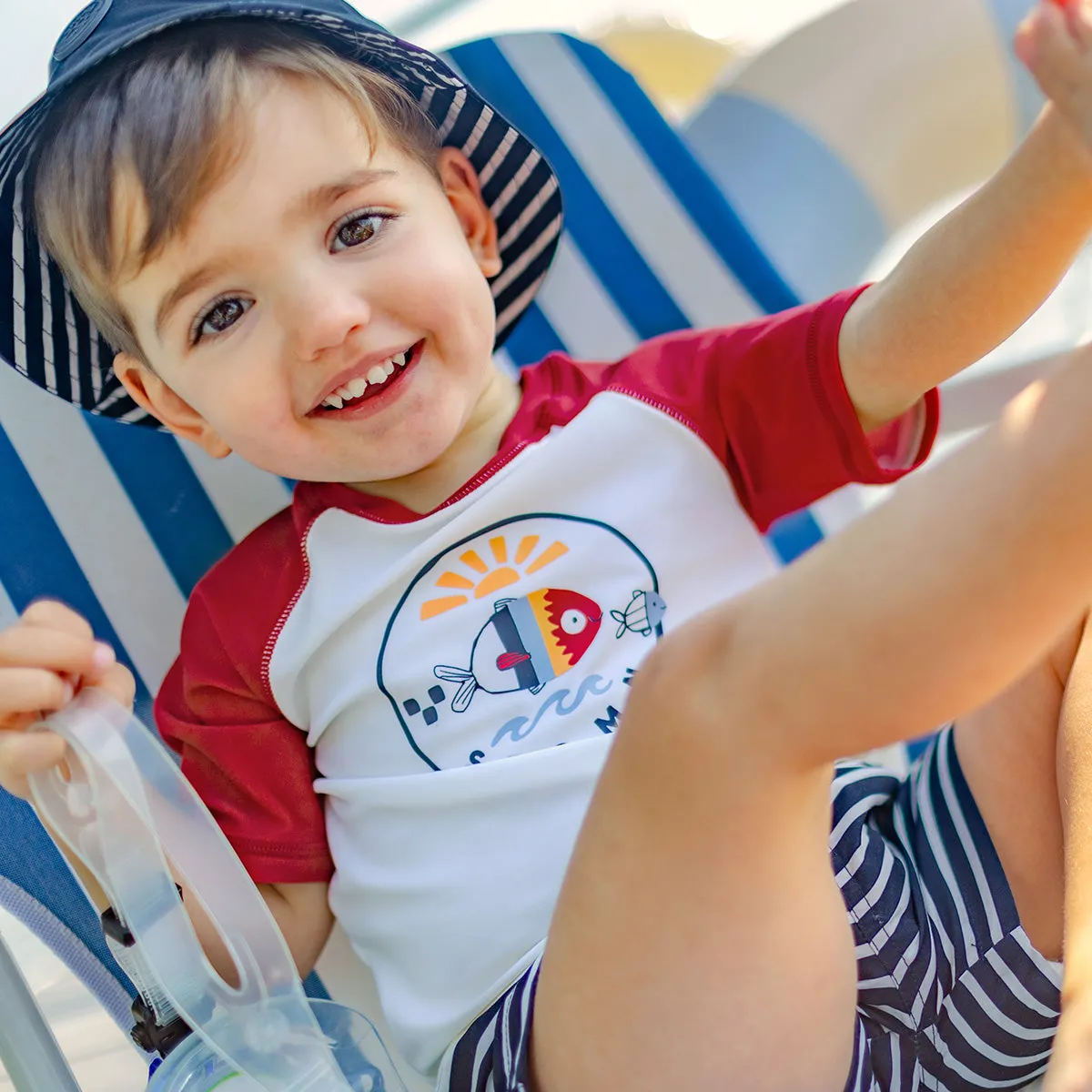 T-shirt de bain crème à manches courtes rouges, bébé || Cream swimming T-shirt with red short sleeves, baby